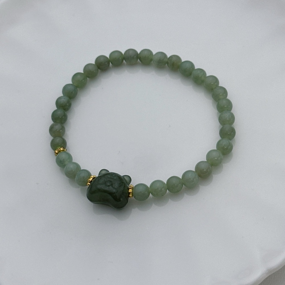 GB45 Handmade Jade Stretchable Bracelet with Carved Tiger Charm - Picture 5 of 6